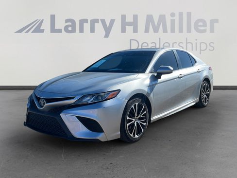 Used 2018 Toyota Camry SE image 1