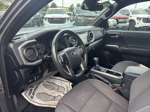 Used 2018 Toyota Tacoma TRD Off-Road AWD/4WD image 10