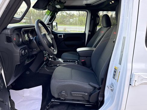 Used 2026 Jeep Wrangler Unlimited Rubicon AWD/4WD image 25