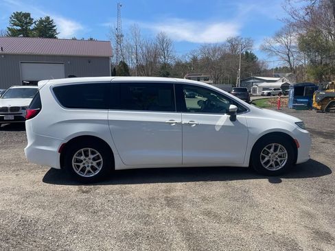 Used 2023 Chrysler Pacifica Touring-L FWD image 4