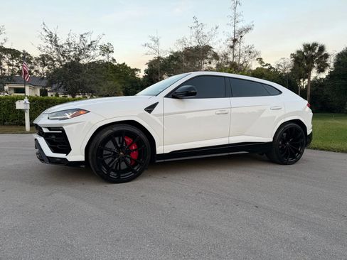 Used 2022 Lamborghini Urus Sport Utility 4D image 4