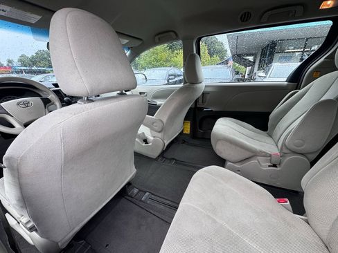 Used 2011 Toyota Sienna w/ Towing Pkg FWD image 15