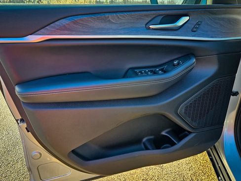 Certified 2024 Jeep Grand Cherokee L Limited image 9