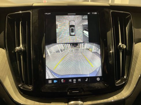 Used 2025 Volvo XC60 B5 Plus image 30