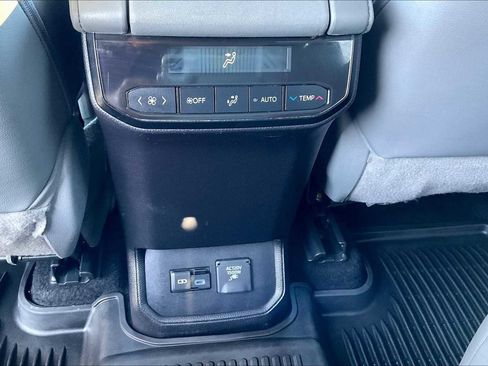 Used 2022 Toyota Highlander Limited image 38