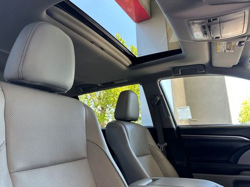 Used 2017 Toyota Highlander Limited AWD/4WD image 19