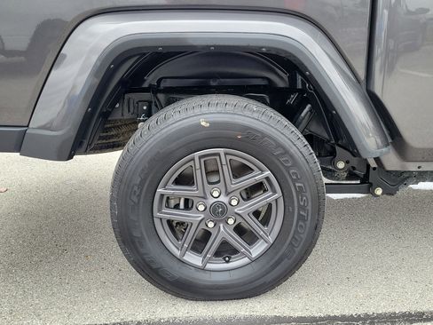 Used 2024 Jeep Gladiator Sport image 5