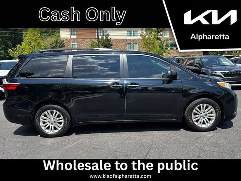 Used 2017 Toyota Sienna XLE w/ XLE Navigation Package FWD image 8