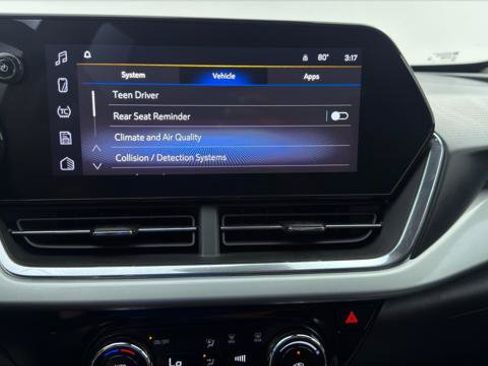 Used 2025 Chevrolet Trax LT w/ LT Convenience Package FWD image 31