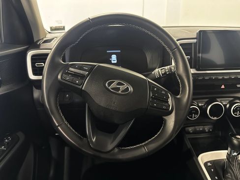 Used 2025 Hyundai Venue Limited FWD image 4