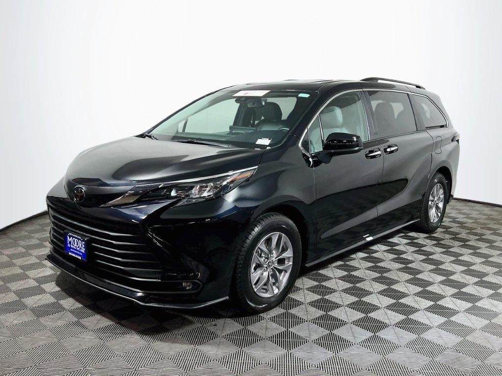 Certified 2026 Toyota Sienna XLE FWD image 3