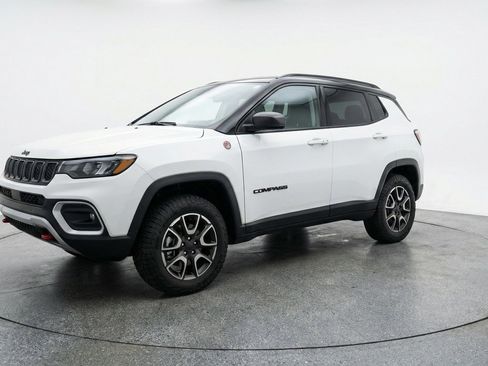 Used 2025 Jeep Compass Trailhawk AWD/4WD image 3