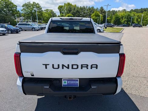 Used 2022 Toyota Tundra SR5 w/ SR5 Convenience Package AWD/4WD image 4