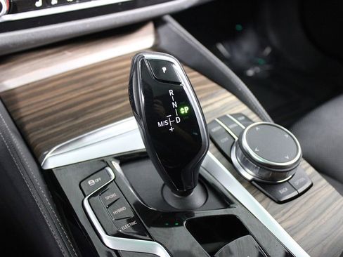 Used 2023 BMW 530e w/ M Sport Package image 25