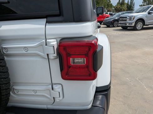Used 2018 Jeep Wrangler Unlimited Sahara w/ LED Lighting Group AWD/4WD image 11