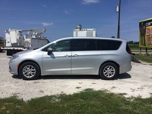 Used 2023 Chrysler Pacifica Touring-L FWD image 6