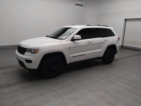 Used 2020 Jeep Grand Cherokee Laredo image 2