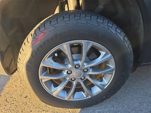 Used 2019 Jeep Cherokee Latitude Plus w/ Cold Weather Group image 5