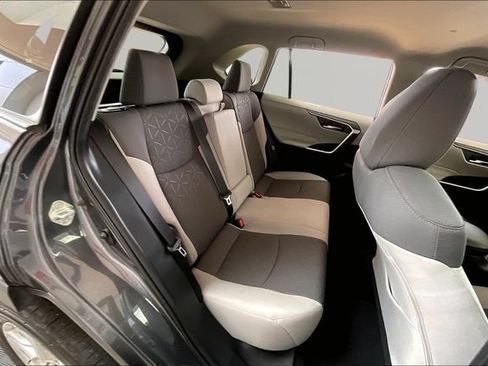Used 2021 Toyota RAV4 XLE FWD image 17