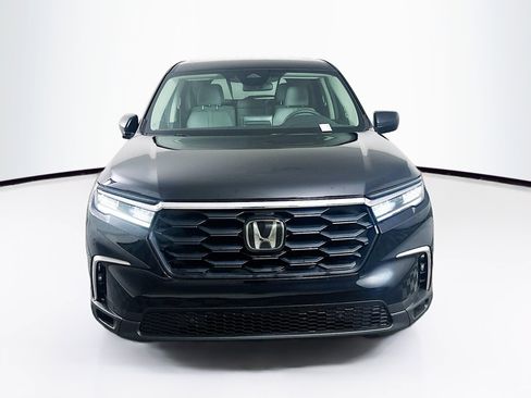 Used 2023 Honda Pilot LX image 2