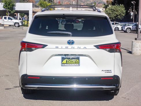 Used 2021 Toyota Sienna Platinum image 7