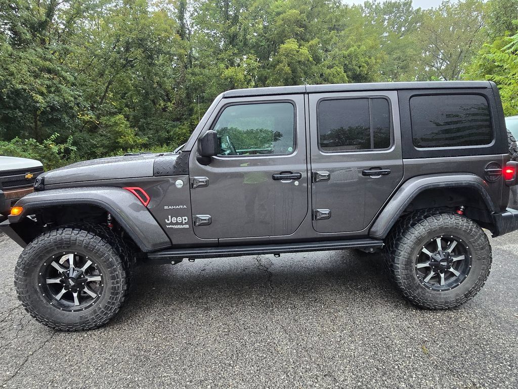 Used 2018 Jeep Wrangler Unlimited Sahara w/ Cold Weather Group AWD/4WD image 4