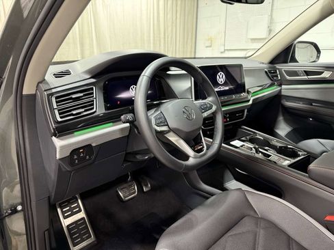 Used 2025 Volkswagen Atlas Peak Edition SE AWD/4WD image 10
