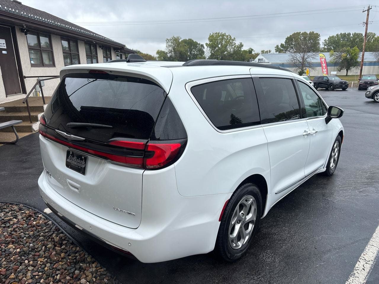 Used 2023 Chrysler Pacifica Limited FWD image 3