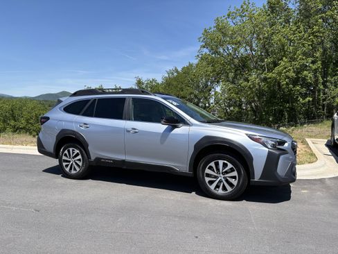 Used 2024 Subaru Outback Premium AWD/4WD image 7