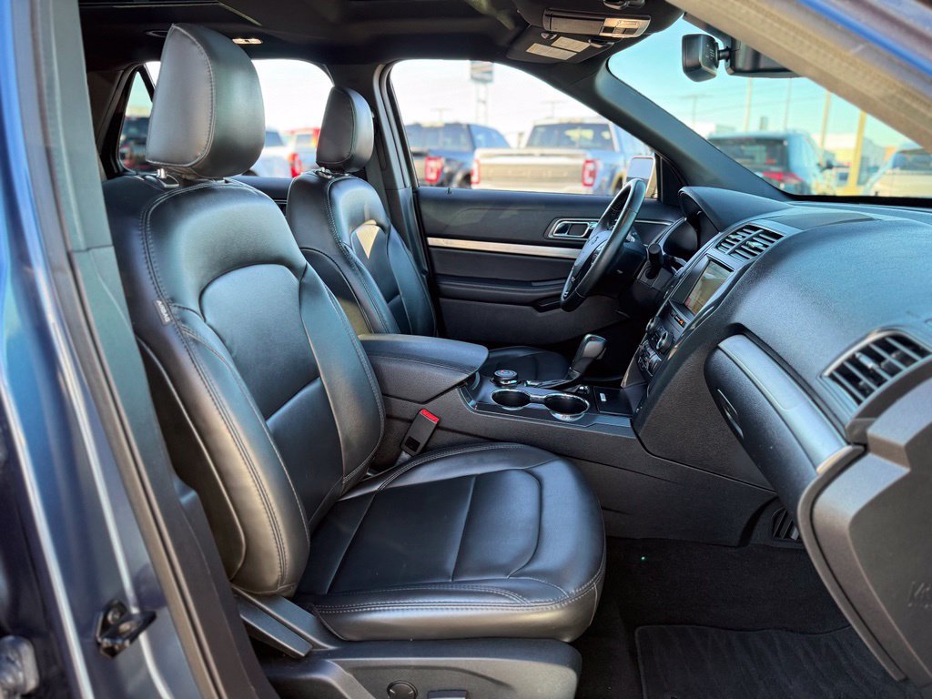Used 2019 Ford Explorer XLT w/ Equipment Group 202A AWD/4WD image 16