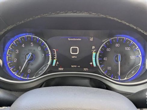 Used 2024 Chrysler Pacifica Touring-L image 11