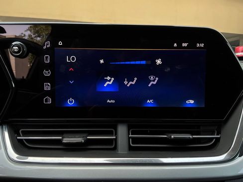 Used 2025 Chevrolet Trax LT w/ LT Convenience Package FWD image 29