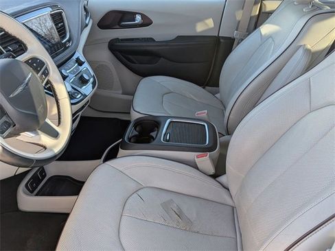 Used 2017 Chrysler Pacifica Limited w/ UConnect Theater Package image 12