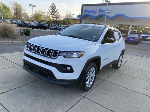 Used 2024 Jeep Compass Latitude image 4