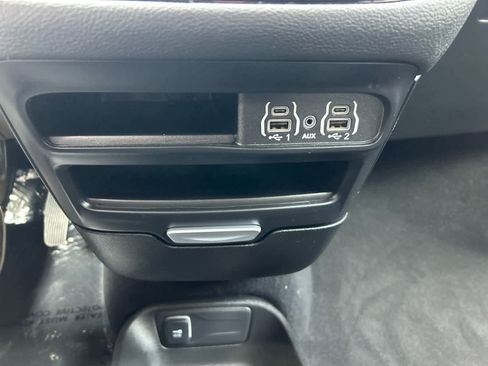 Used 2025 Chrysler Pacifica Select image 20