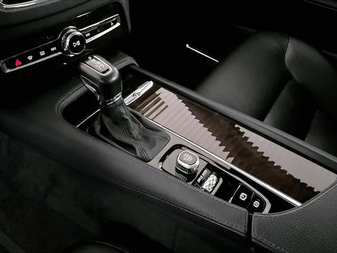 Used 2018 Volvo XC90 T6 Momentum w/ Convenience Package image 16