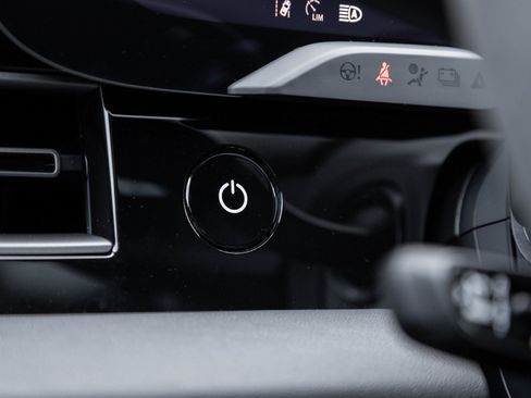 Used 2025 Porsche Taycan 4 image 17