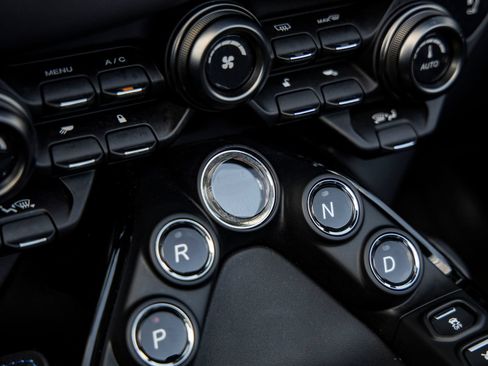 Used 2022 Aston Martin V8 Vantage Roadster RWD image 31