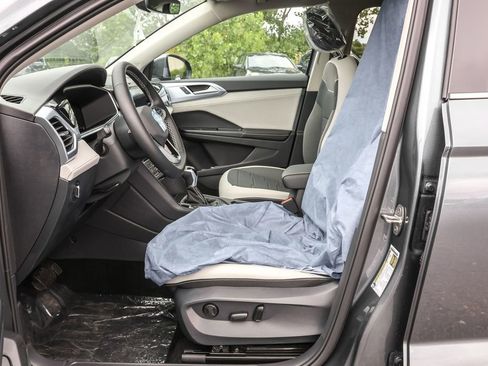 New 2025 Volkswagen Taos SE image 5