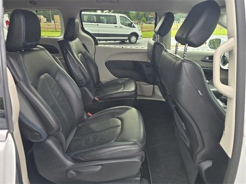 Used 2021 Chrysler Pacifica Touring-L image 13