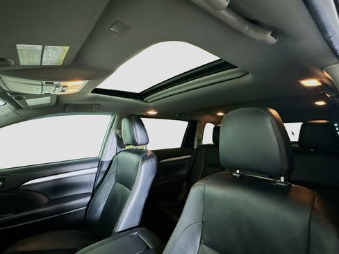 Used 2019 Toyota Highlander XLE FWD image 27