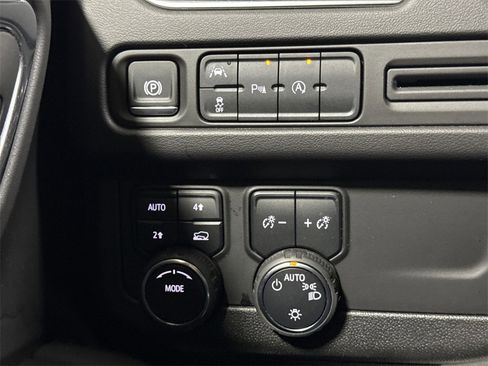 Used 2024 Chevrolet Suburban LT image 18