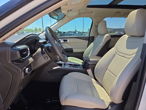 Used 2020 Ford Explorer Platinum w/ Premium Technology Package AWD/4WD image 17