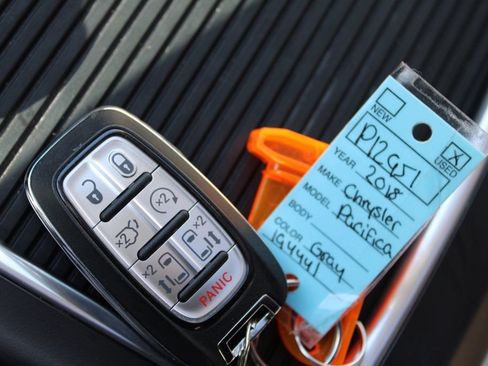 Used 2018 Chrysler Pacifica Touring-L Plus w/ Tire & Wheel Group image 37