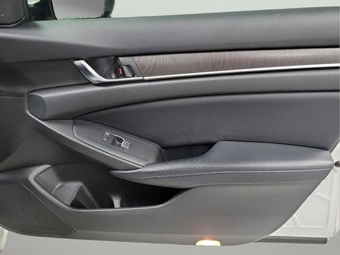 Used 2018 Honda Accord Touring image 16
