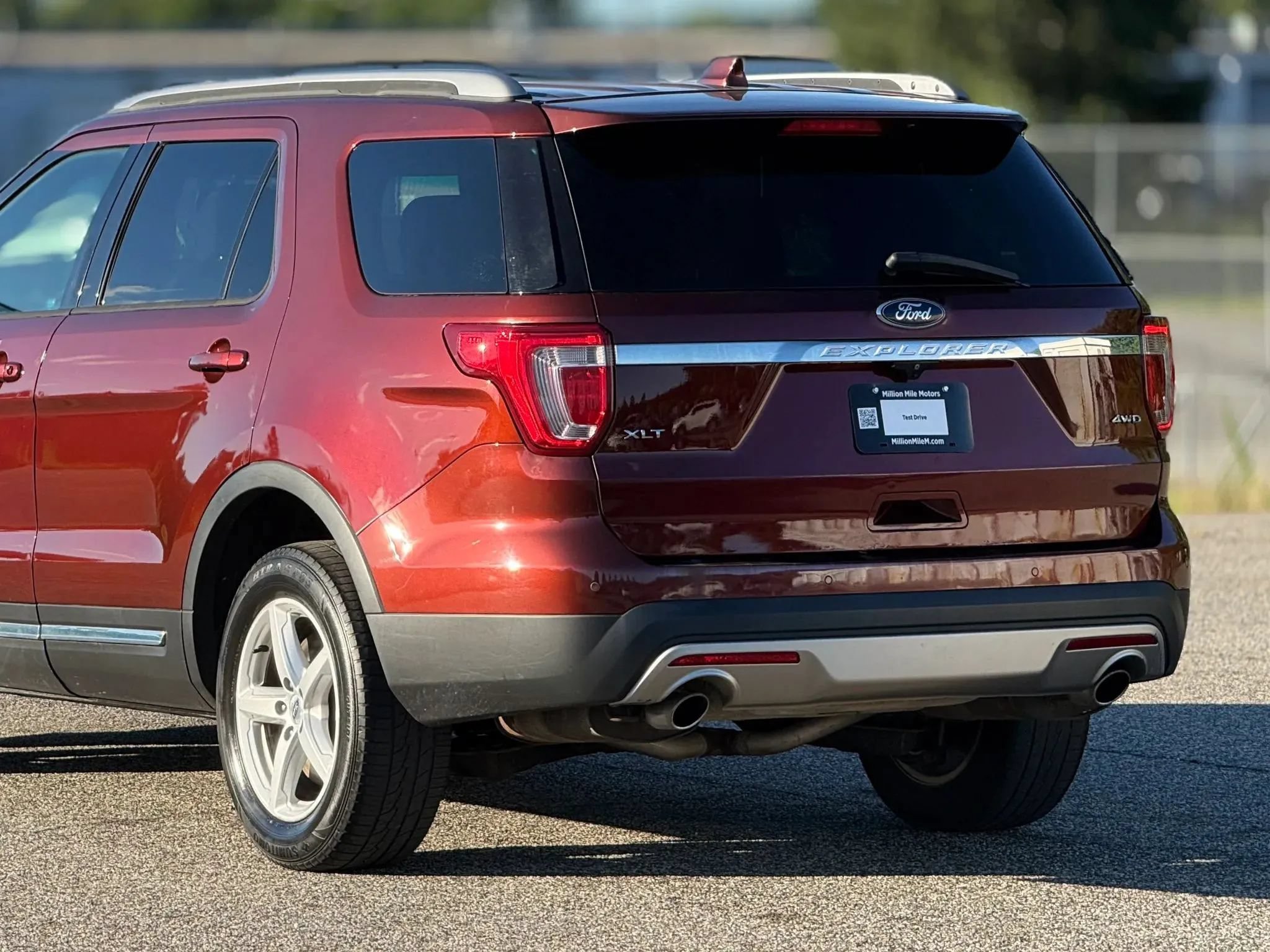Used 2016 Ford Explorer XLT w/ Equipment Group 201A AWD/4WD image 16