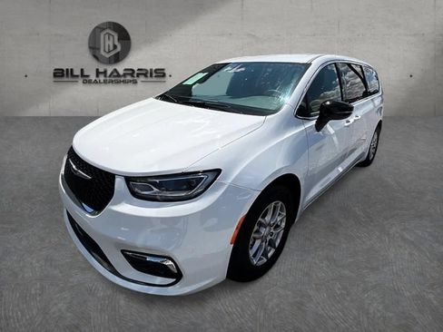 Used 2025 Chrysler Pacifica Select FWD image 1