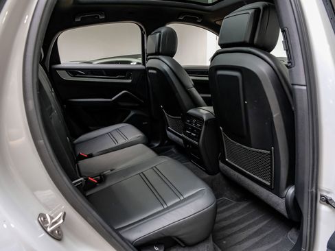 Used 2024 Porsche Cayenne Coupe AWD/4WD image 39