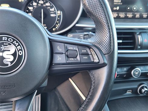 Used 2022 Alfa Romeo Stelvio Ti image 9