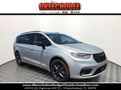 Used 2024 Chrysler Pacifica Limited w/ S Appearance Package